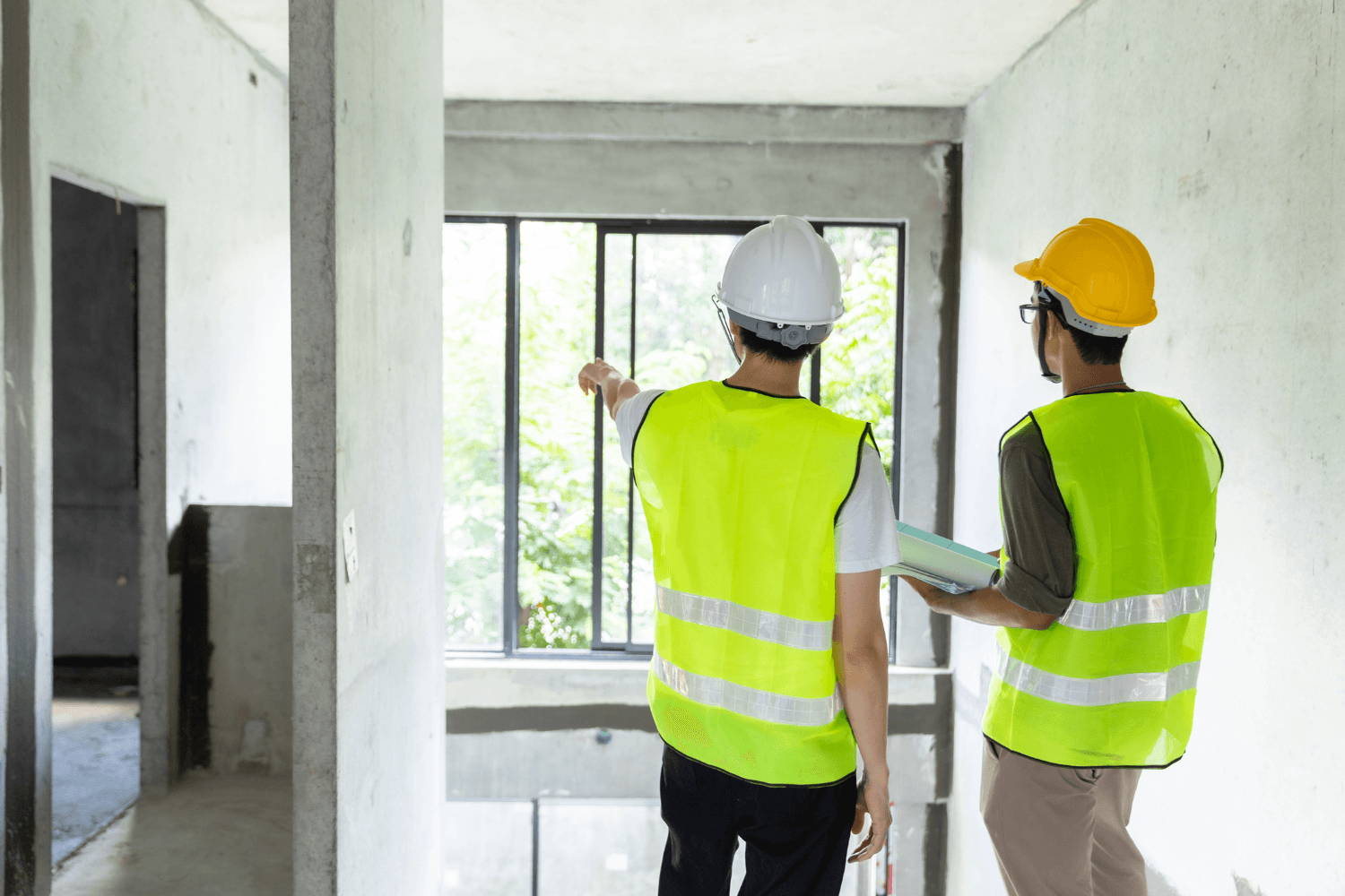 Ingegneri edili in cantiere, discutono piani costruzione